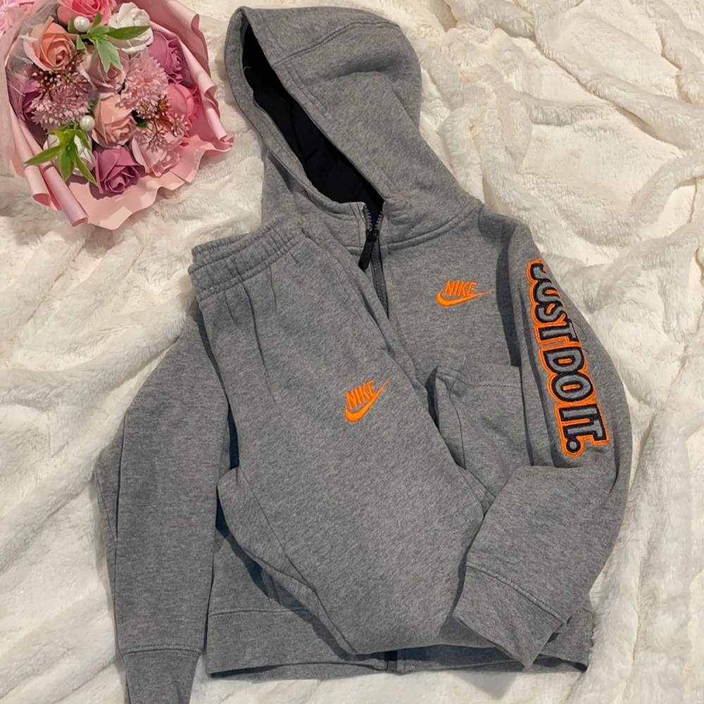 Nike Boys zip up hoodie and pants set size 7